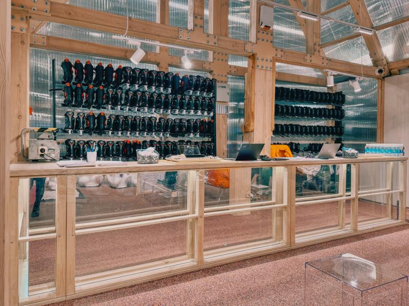 Лебер Мебель оборудовала зону выдачи коньков на корпоративном катке крупной IT-компании