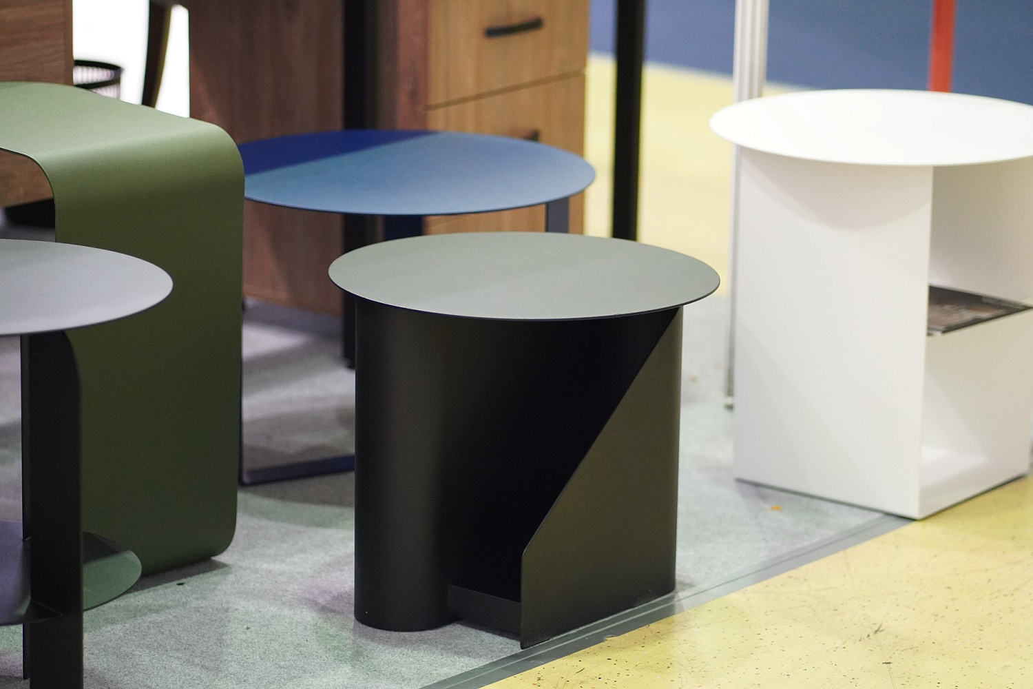 Журнальный столик круглый металлический с двумя отделениями для газет и журналов