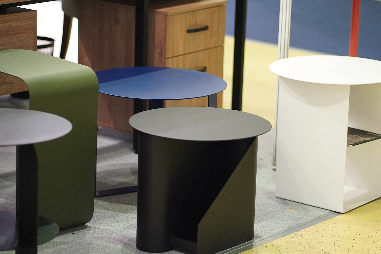 Журнальный столик круглый металлический с двумя отделениями для газет и журналов