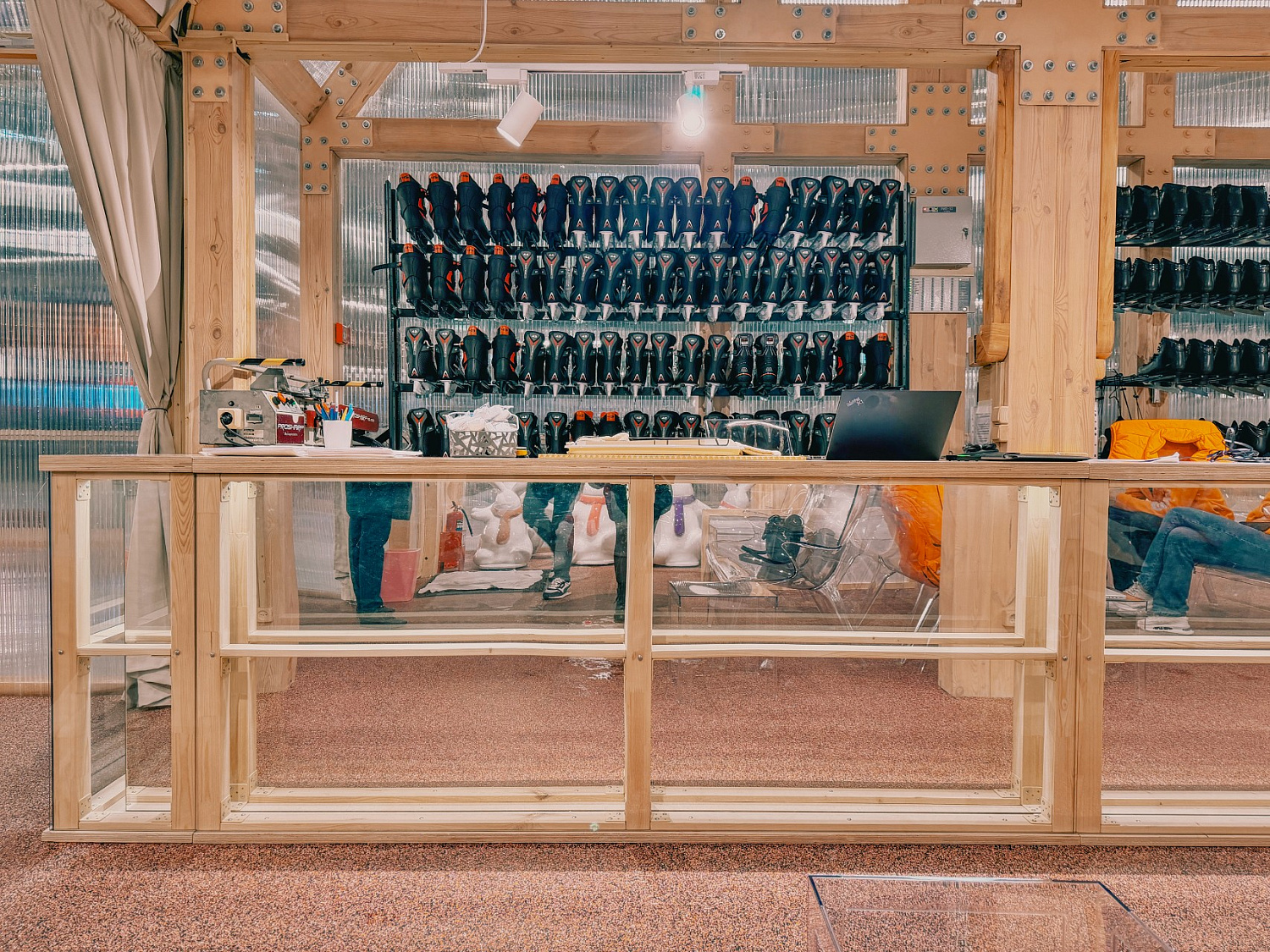 Мебель для зоны выдачи коньков на катке для сотрудников крупной IT-компании 