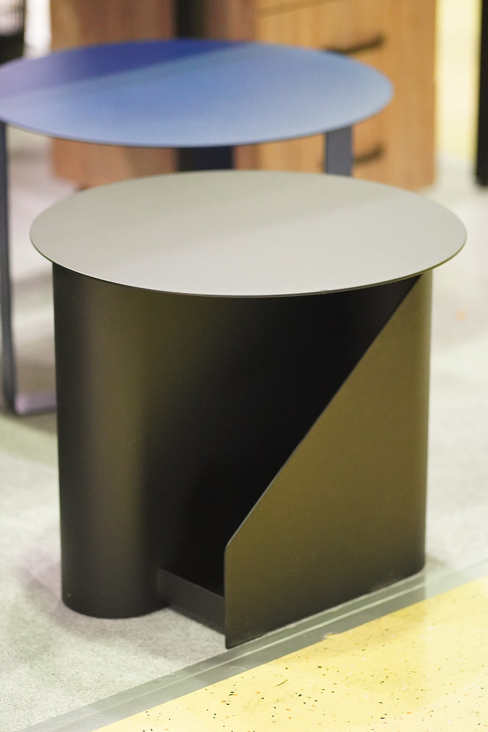 Журнальный столик круглый металлический с двумя отделениями для газет и журналов