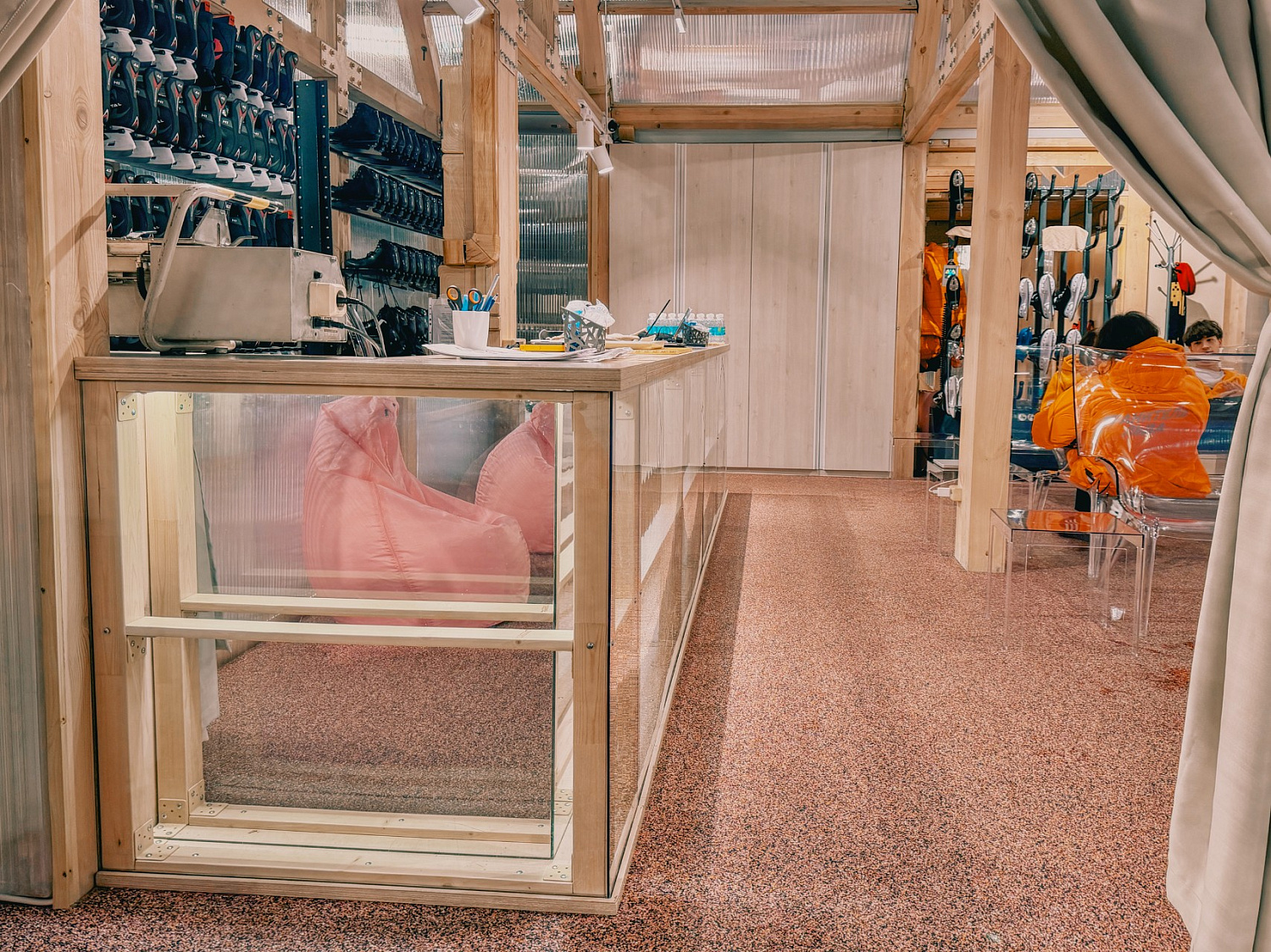 Мебель для зоны выдачи коньков на катке для сотрудников крупной IT-компании 